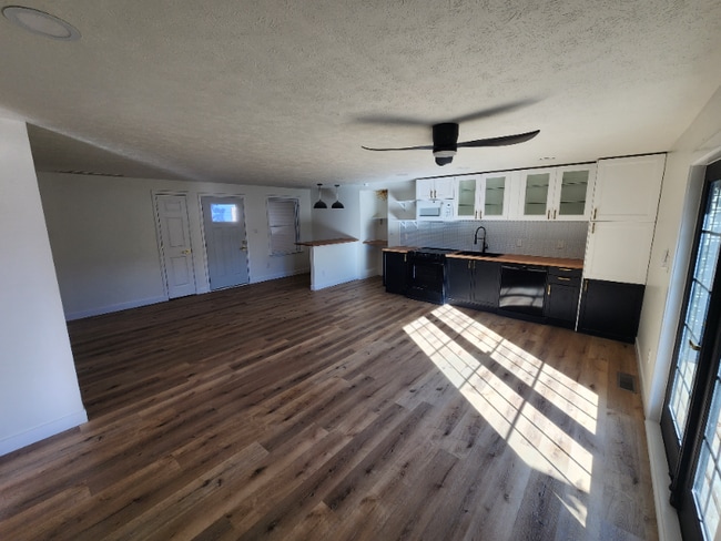 Photo - 231 N John St