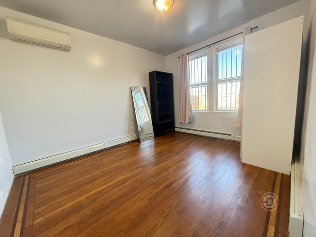 Photo - 2889 E 195th St