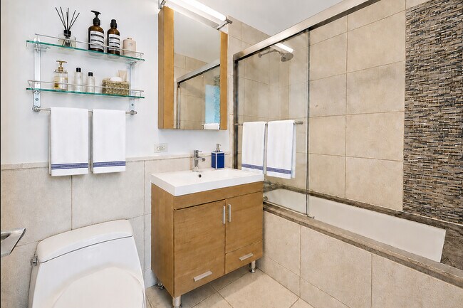 Photo - 350 W 42nd St