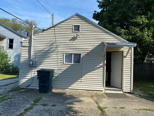 Building Photo - Cozy One bedroom Duplex located in Muncie, IN (Get approved before March 1st and get $250 OFF 1st...