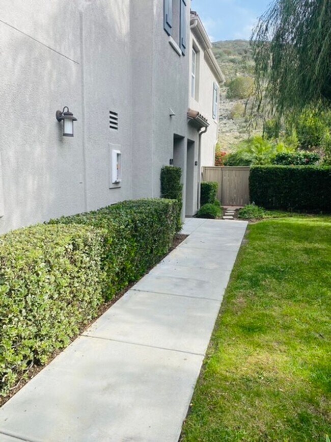 Discovery Hills EndUnit Condo House Rental in San Marcos, CA