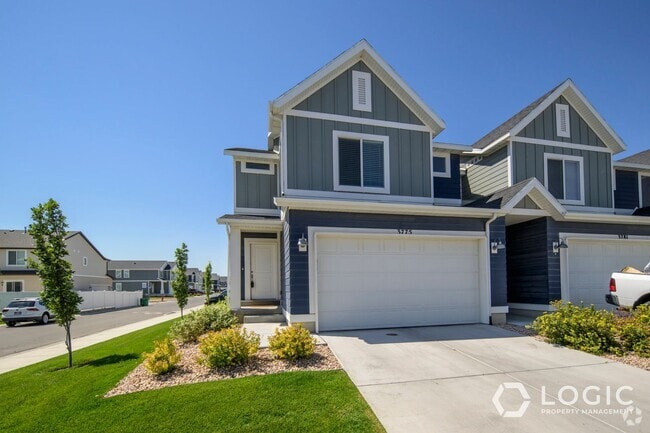 Building Photo - Gorgeous Row End Townhome!