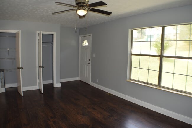 Amplia sala de estar con 2 armarios - 2816 Beaverwood Dr