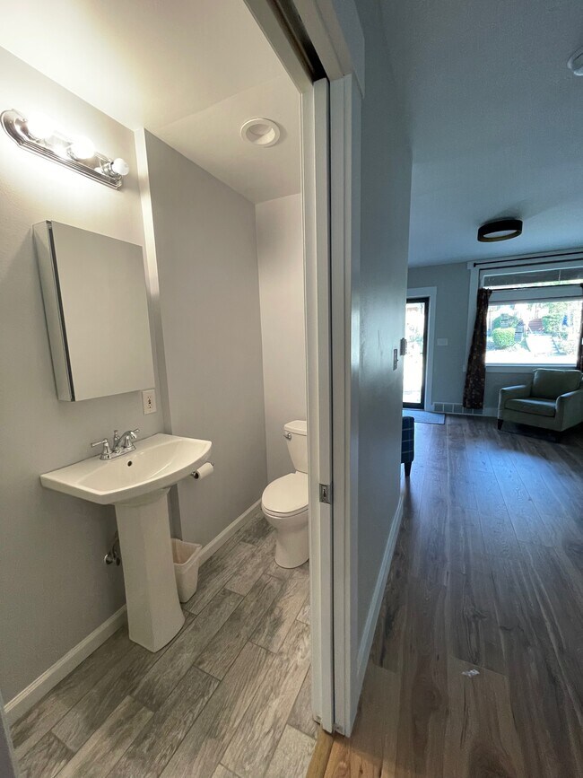 1st Floor Bath - 510 Lloyd St