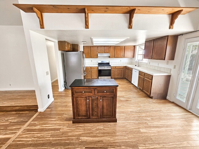 Photo - 528 Heatherglen Dr