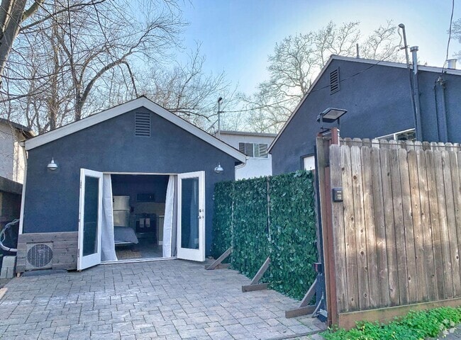Building Photo - Renovated Studio in Downtown Sacramento! O... Rental