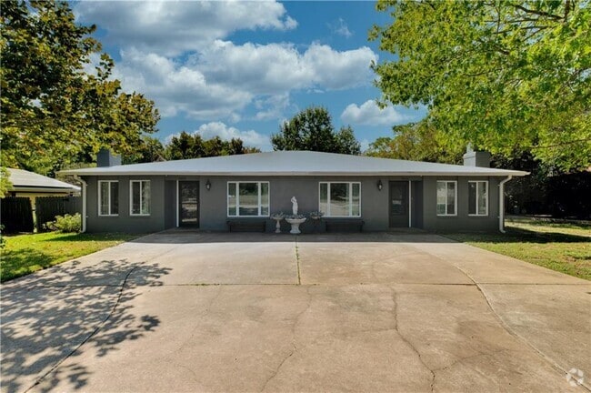 Building Photo - 5608 Oak Blvd Rental