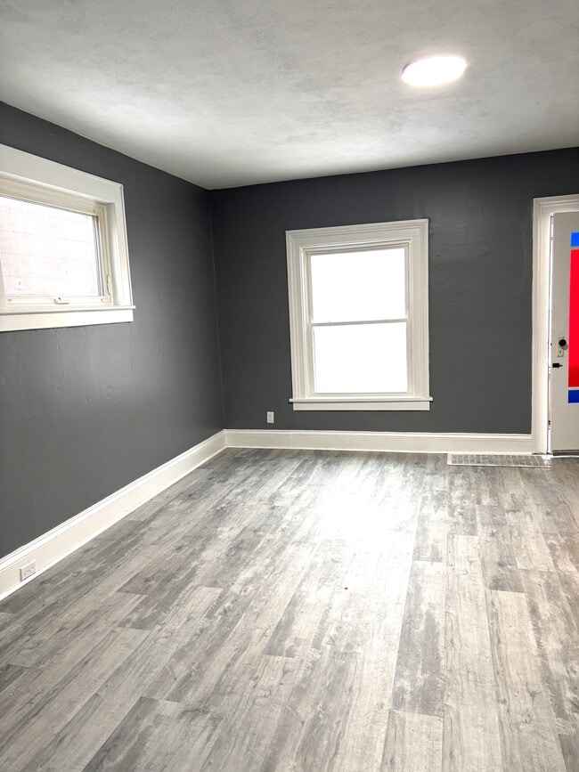 Photo - 313 E 7th St