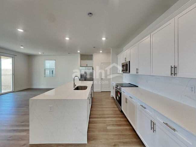 Photo - 5816 Astapor St