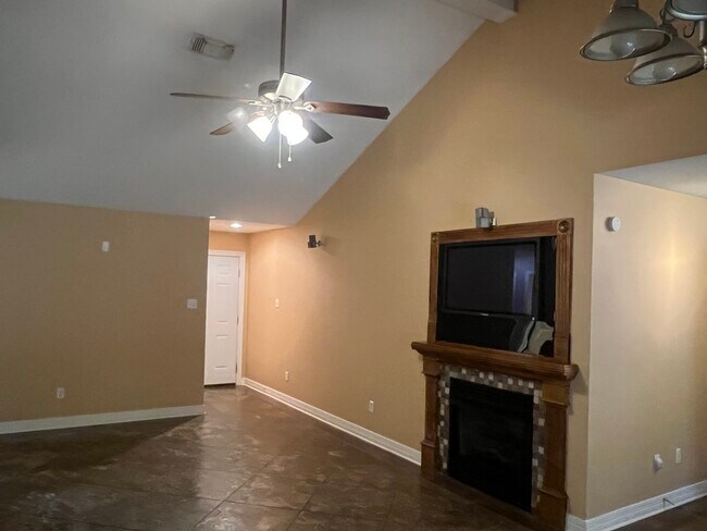 Living - 311 Standifer Ave