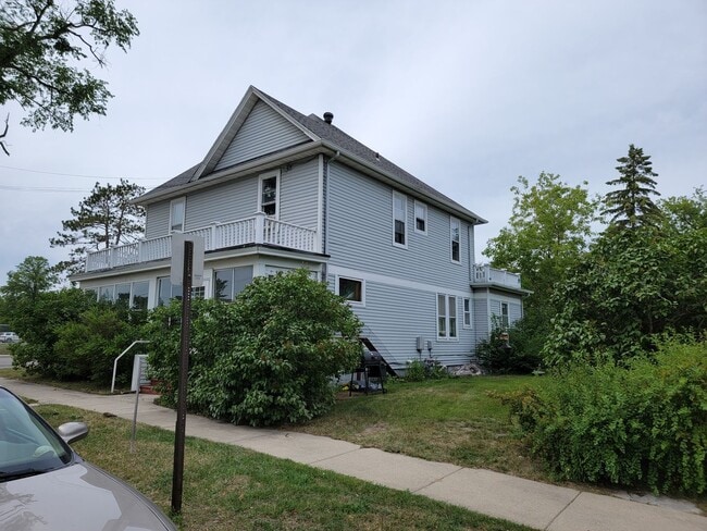 Building Photo - 600 Bemidji Ave N Unit A Upstairs Rental