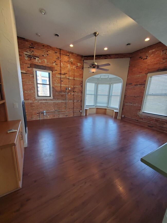 Awesome Downtown Moline Apartment Close to... - Awesome Downtown Moline Apartment Close to...