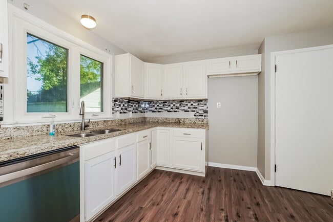 Photo - 2327 S Jefferson Blvd