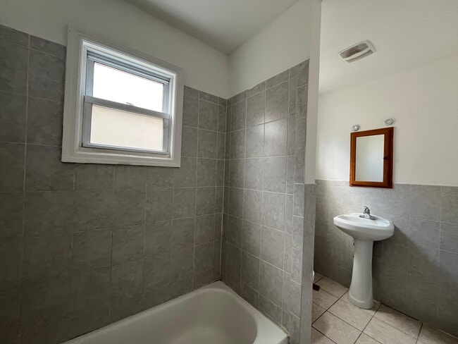 Photo - 218 Bowers St Unidad 2R-3