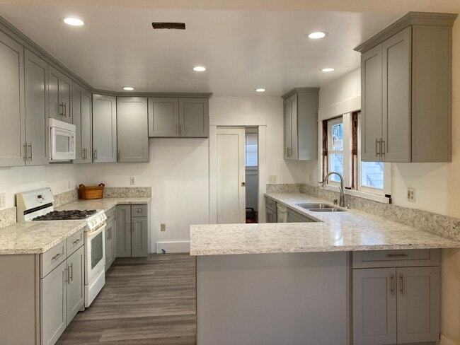 Building Photo - 550 W 37th St