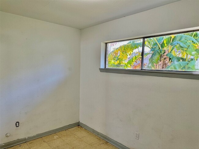 Photo - 404 James St