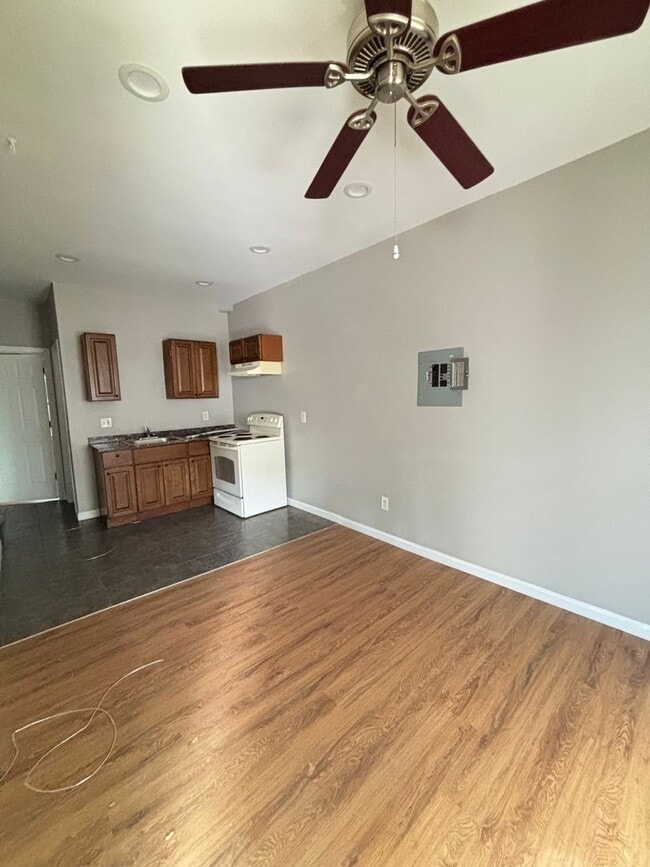 Building Photo - 3371 Amber St Unit 1st Floor Rental