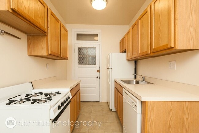 Photo - 1025 W Altgeld St Apartments Unit #1B