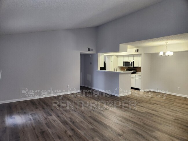 Building Photo - 5587 Devonbriar Way Unit 201