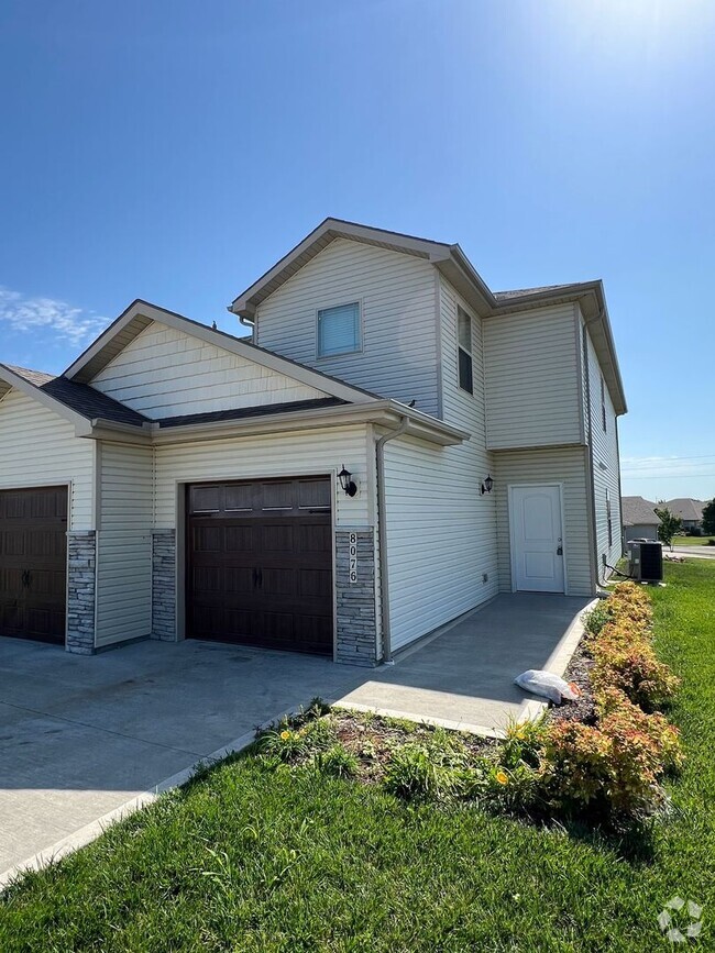 Building Photo - Beautiful 3/2.5 Duplex in Blue Springs! Rental