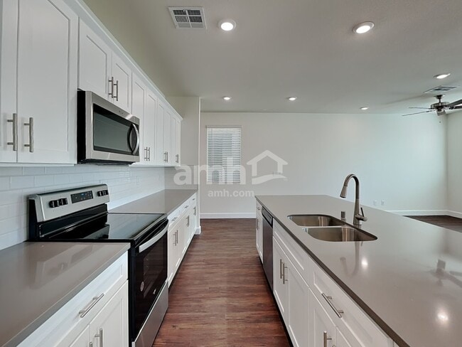 Photo - 831 Longwood Gdns St