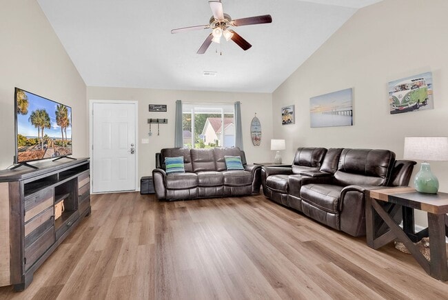 Photo - Beautiful 3bd/3ba WITH fenced in yard! UNFURNISHED!