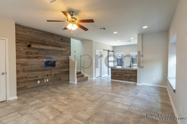 Photo - 215 Friendship Oak Dr