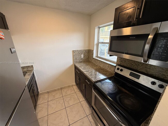 Photo - 2721 NW 23rd Ct Unidad 4 Rental