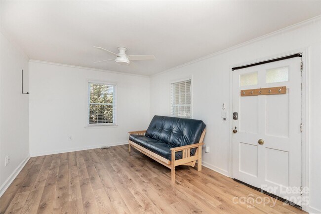 Photo - 542 Iverson Way