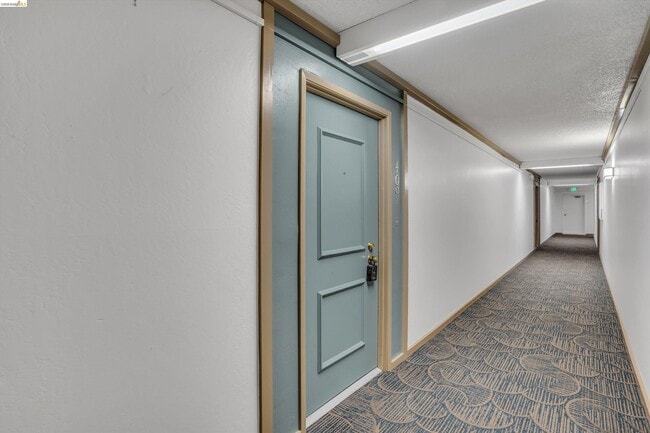 Building Photo - 490 N Civic Dr Unit 409