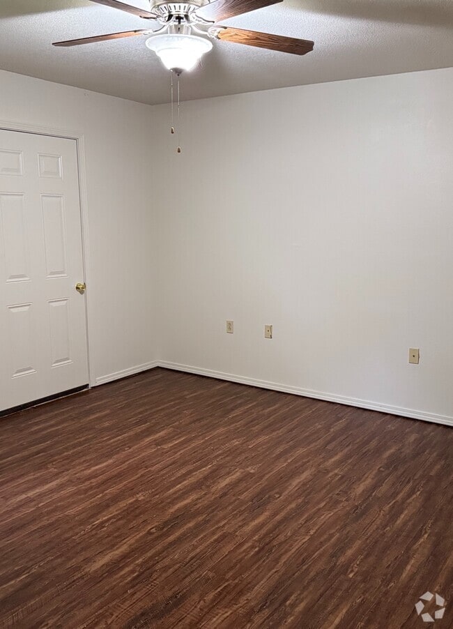 Building Photo - 106 B Russell St Rental