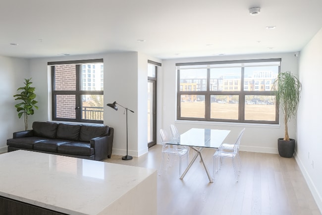 Building Photo - 737 Swann Ave Unit 308 Rental