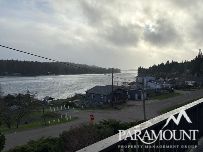 Photo - Cozy and centrally located waterfront views!