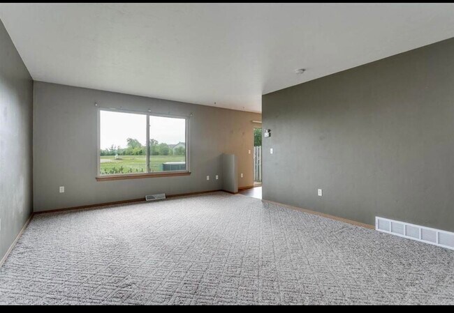 Sala de estar (la alfombra y la pintura deben actualizarse antes que el nuevo arrendatario) - N176 State Park Rd