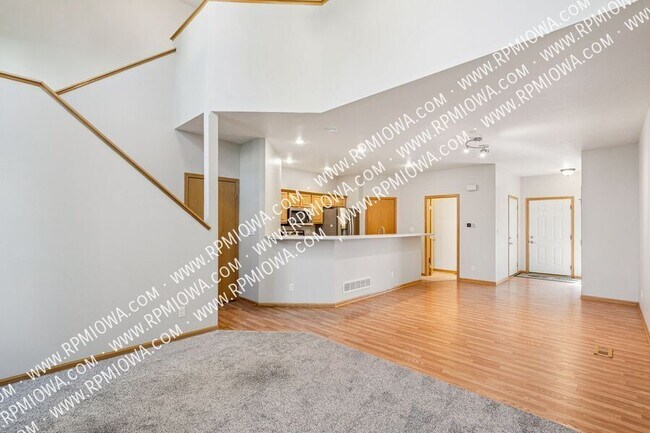 Photo - 513 E 4th St