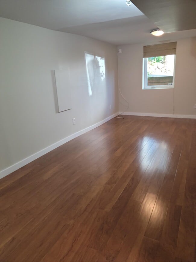 den - 611 Lake Washington Blvd E