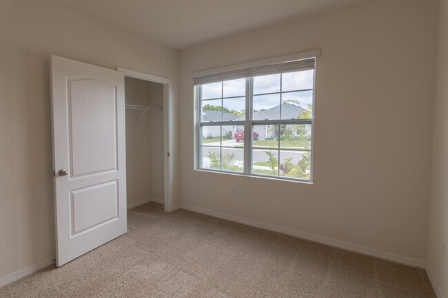 Photo - 462 St Georges Cir