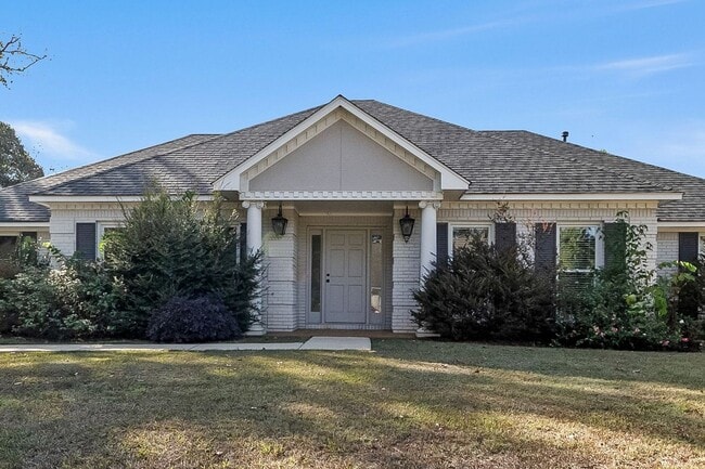 Building Photo - Beautiful 4 Bed 2.5 Bath Available Now!