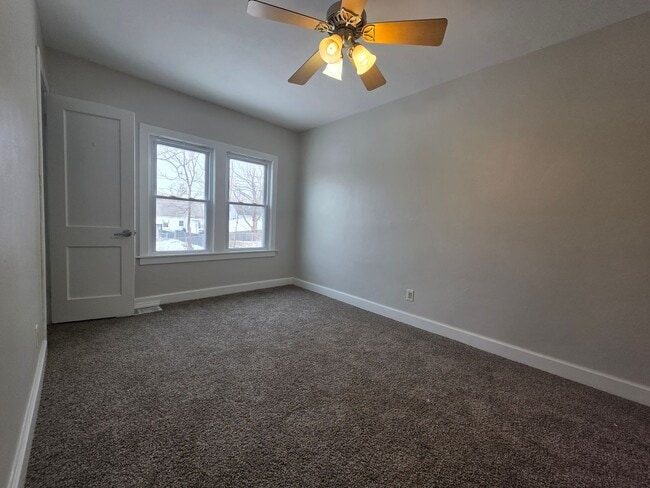 Building Photo - 3 bedroom, 1 bath home with attached garage, off Mt. Vernon Rd.