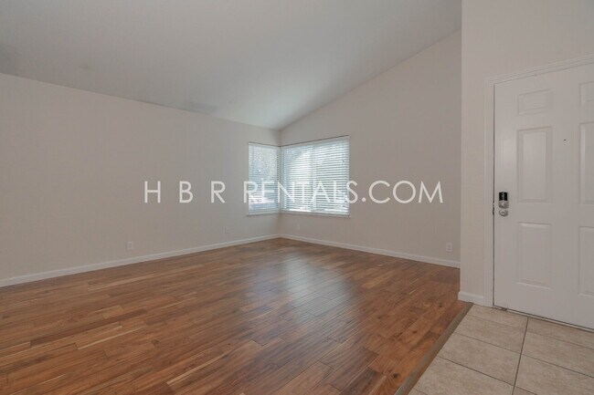 435 Palm Cir