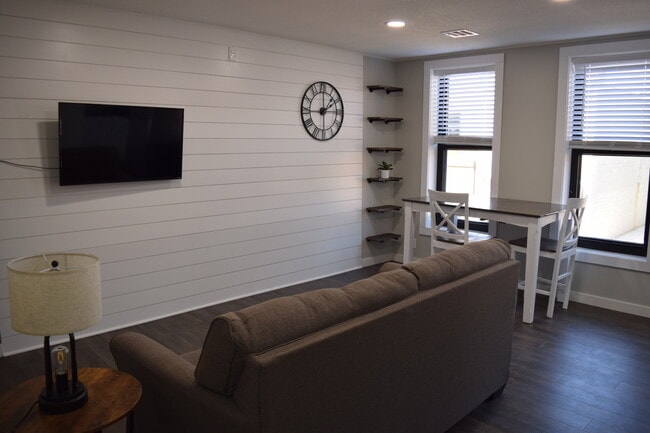 Building Photo - 113 N Cedar Ave Unit Apt 1