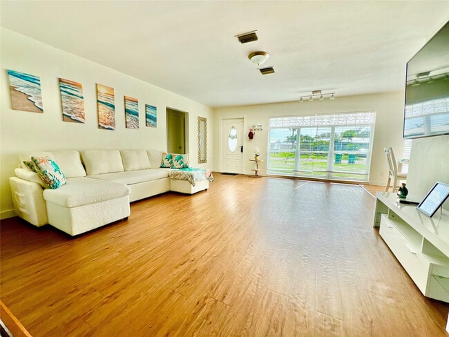 Photo - 133 NE 1st St