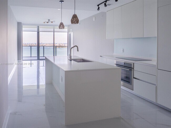 Photo - 700 NE 24th St Unidad 3304