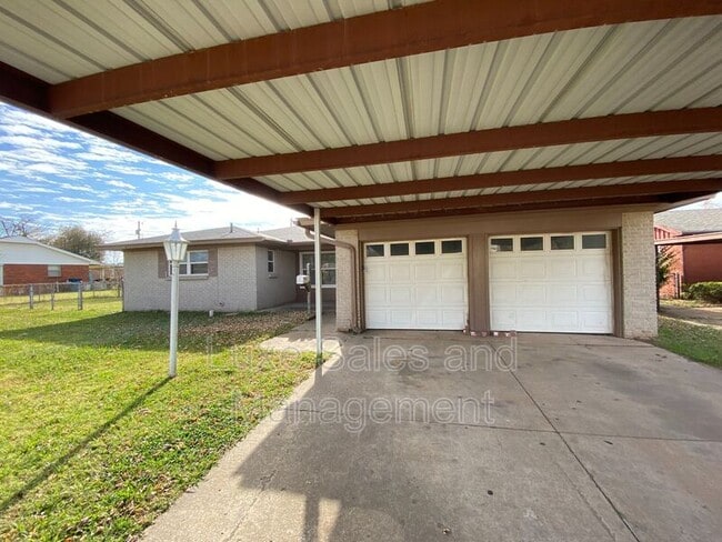 406 W Douglas Dr