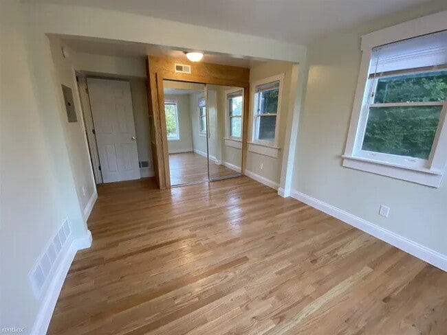 Photo - 1043 N Main St