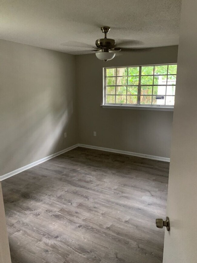 Photo - Quiet neighborhood