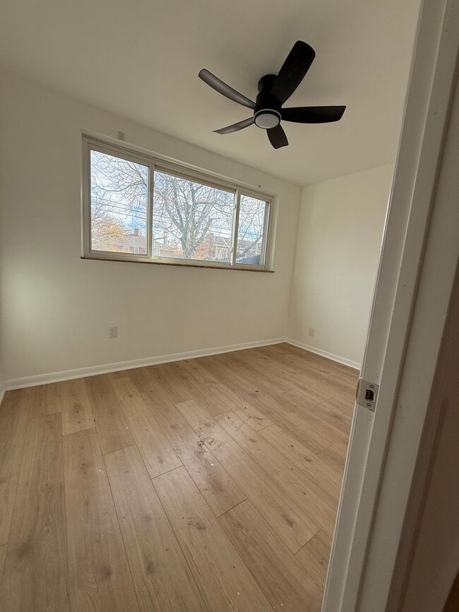 Photo - 17927 Lakeshore Boulevard