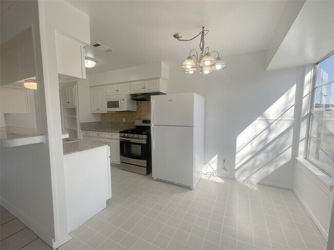 Building Photo - 9011 Alcott Dr