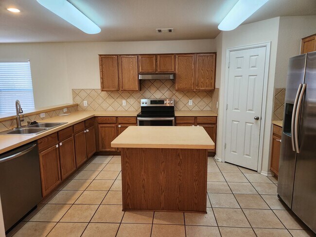 Photo - Huge 5 bedroom, just off 151/ Potranco road!