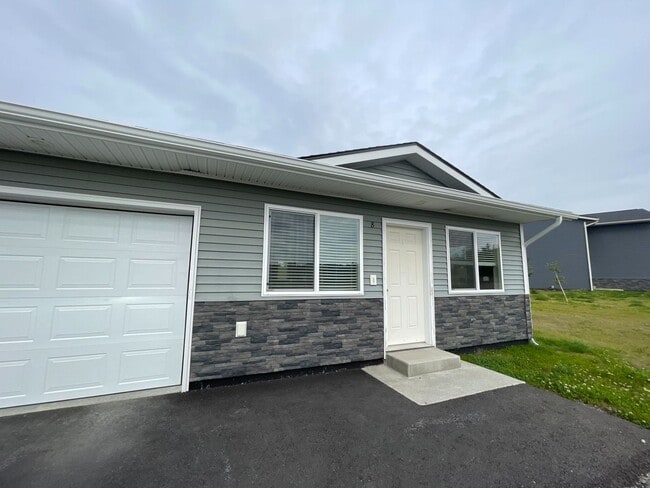 Building Photo - 1550 N Tinitun Cir Unit B Rental